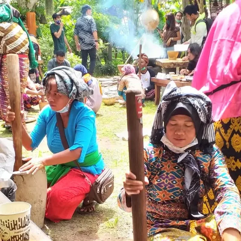 Tradisi menumbuk kopi